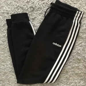 Adidas mjukis strl s - Använda endast 2 gånger. Som nya. Inköpta för 1 månad sedan. 350kr inkl frakt 📦 