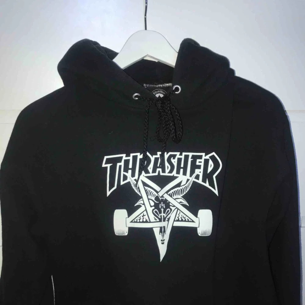 Svart hoodie från Thrasher, självklart äkta! Nypris: 950kr. Säljer då den aldrig kommer till användning längre. Köparen står för frakten. Betalning med swish🔥. Hoodies.