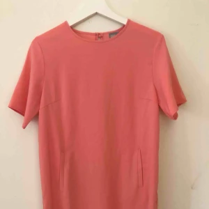  - Fin klänning i rak passform från asos. Använd få gånger