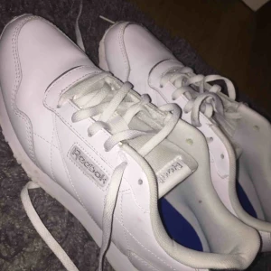  - Fina vita reebok skor. Knappt använda!