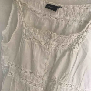  - Vackert spetslinne från Lindex, storlek 38. Endast använd vid ett tillfälle. (Ursäkta att det är skrynkligt)  Kommer från djur och rökfritt hem 🌸 frakten är inräknat i priset 💌