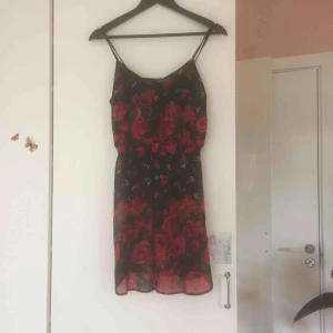  - Lätt transparent somrig rosen”klänning”, kjolen är uppdelade som fyra slitsar och går alltså att knyta som top, annars fladdrar de lite sött när man går, passar prima med en svart underklänning. One of a kind😍