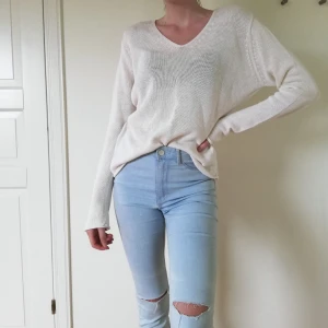  - Stickad vit tröja perfekt till sommarkvällar. Står XL i den men jag brukar bära S så uppskattar denna till M. Även jeansen är till salu, dm vid frågor🌹