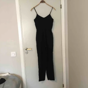  - Svart byxdress. Markerad midja. Tunna axelband. Tunnat material så passar till sommaren med! 😄 