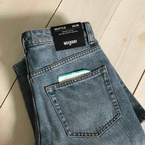  - Helt oanvända jeans från weekday, fortfarande lappen kvar! Inte ett stretchiga material! Är tyvärr för små för mig därför jag säljer dom! Nypris: 500kr 