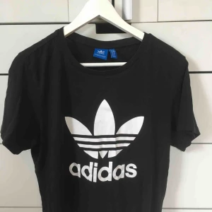  - Svart adidaströja, OTROLIGT skön. Inte jätte använd