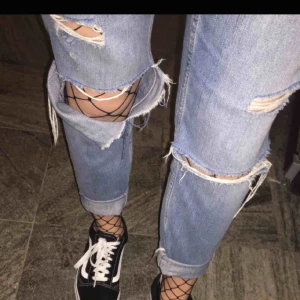  - Ett par snygga ripped jeans.