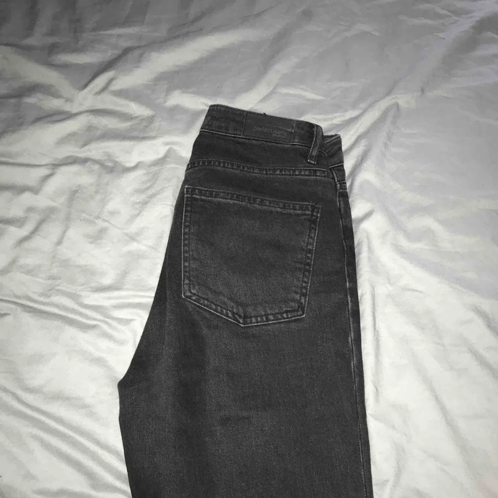 Svartgrå jeans från Ginatricot! För små så säljer! . Jeans & Byxor.