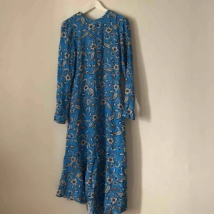  - Superfin klänning som är köpt här på plick, men aldrig använd. Kan mötas upp i Gbg annars, tillkommer frakt✨