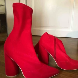  - Jättecoola klackar från Nelly, endast använda en gång. Är en storlek 40 men passar 39 (jag har det). Nypris var 500 kr och frakt tillkommer! 