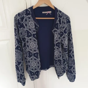  - Bomberjacka för sommar.