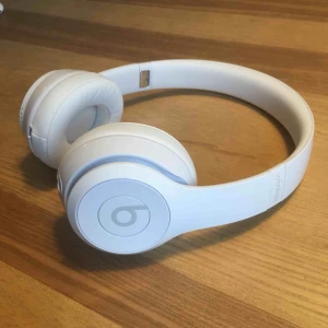  - beats solo3 i perfekt skick! 40 timmars batteritid! använd enstaka gånger och det är utmärkt ljud och väldigt bekväma! säljer då jag inte använder dom så mycket. väldigt bra kvalitet på både ljudet och materialen. nytt pris: 1990 mitt pris: 1500