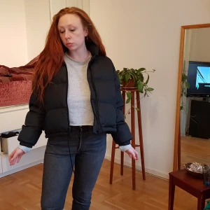  - Supercool puffig bombarjacka med avtagbara hänsglen av märket Dr.Denim. Använd fåtal gånger. Nypris 1000 kr. 