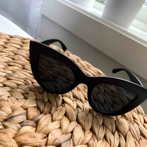  - Jätte fina solglasögon! Kattiga i modellen, helt nya oanvända, passar inte min ansiktsform.   