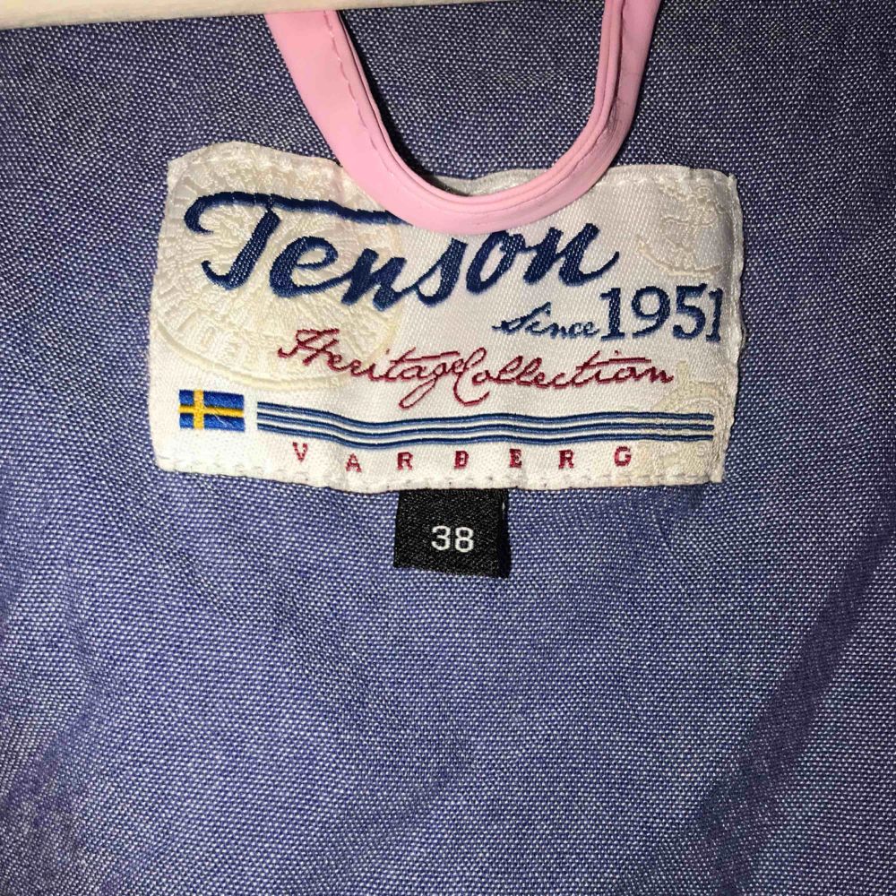 En helt oanvänd Regnjacka i en vacker ljusrosa färg, med vita detaljer av knappar, märket är ifrån Tenson så det är en mycket bra kvalité . Jackor.