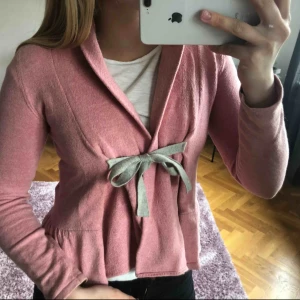  - Bra skick. Nästan oanvänd. Knytning framtill.  Betalning via Swish.