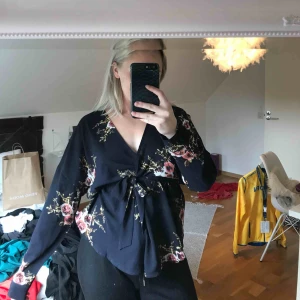  - Omlottblus från Shein. Den sitter inte ihop så jag brukar använda en säkerhetsnål för att hålla ihop den, och sedan knyta med medföljande band. Jättefin och skön! Frakt tillkommer!