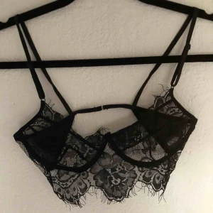  - Spets topp/bh, för liten så har aldrig använt.