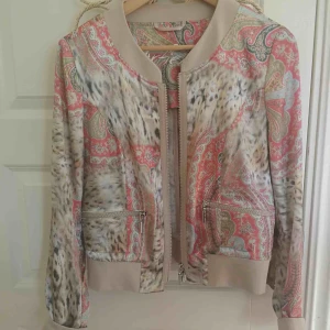  - Tunn bomberjacka i häftigt mönster.