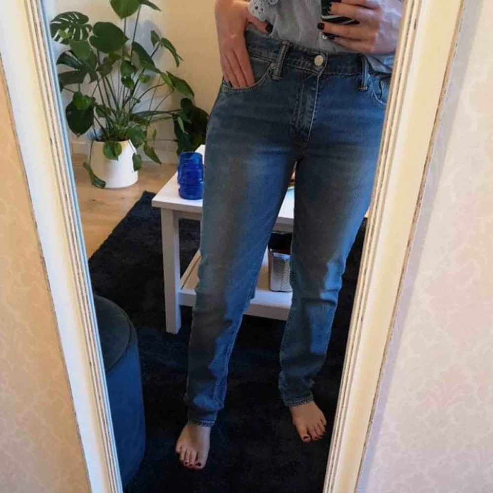 Levi’s jeans i fint skick. Står strl 30 men är mer som 28/29. Jag på bilden är 165 cm. 📬 Frakt inräknat.. Jeans & Byxor.
