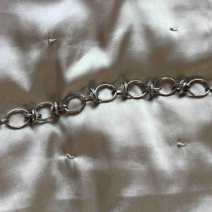  - Armband i silver från DKNY. Använt, men i bra skick.