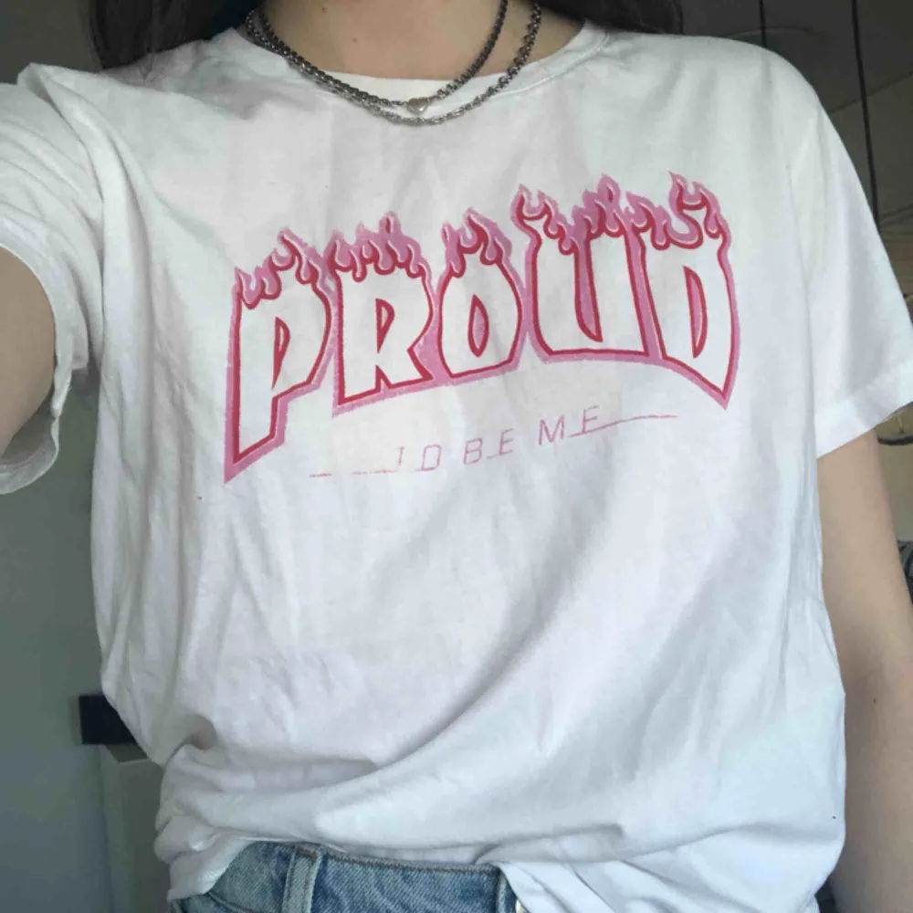 ”Proud to be me” tröja från weekday zeitgeist i thrasher-stil. Handtryckt i butik. Nyskick. Köparen står för frakt💖. T-shirts.