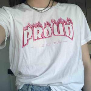 ”Proud to be me” tröja från weekday zeitgeist i thrasher-stil. Handtryckt i butik. Nyskick. Köparen står för frakt💖