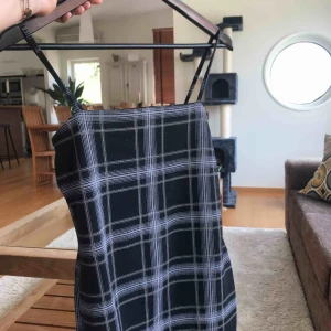  - Superfin klänning att ha nu i sommar! Ett tjockt material men ganska stretchig😊 FRAKTEN INGÅR