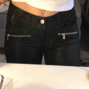  - Glansiga/ skinn byxor från H&M i bra skick Använda 1 gång Storlek- 34 Köptes för 199kr säljer för 80kr  Går att skickas mot frakt kostnad.