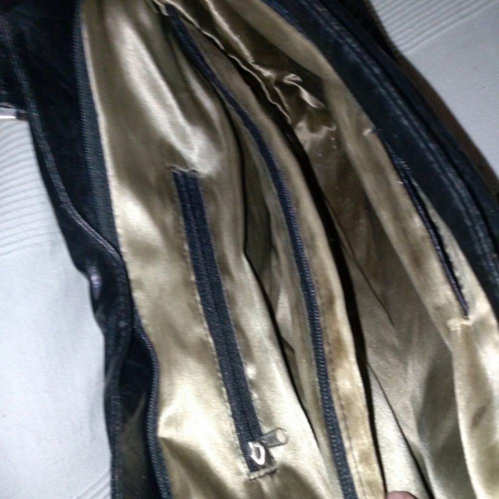 Säljer denna praktiska och gamla väska från Jimmy Choo med 10 platser att sätta saker i (mer bilden i dm😊) ✨ Rymmer en 13