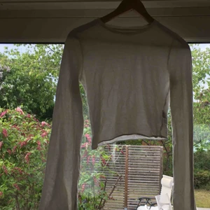  - Jättesöt crop top med utsvängda armar från urban outfitters☺️💞🧚🏽‍♀️