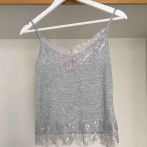  -  Supersnygg spetsig linne frn BikBok. Få gånger använd