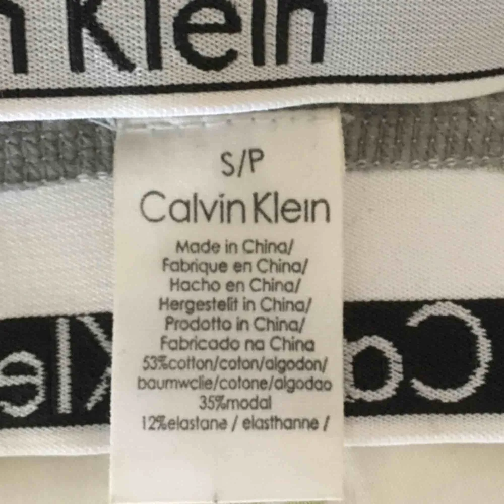En Calvin Klein top köpt på en marknad. Även om toppen inte är äkta är den väldigt skön och ser exakt ut som en riktig! I ett jättebra skick och sparsamt använd. Köpare står för frakt!. Toppar.