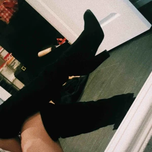  - Älskvärda klackar på ca 7-8cm, tyget är sammet och knähögt, även justerbart högst upp. Ena saknar en del av plasten i botten som du ser på andra bilden men det är verkligen inget som gör skillnad när du går eller syns när de är på. Säljes pga användes ej