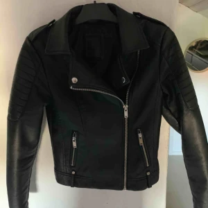  - En skinn jacka, använd få tal gånger så är i bra skick. Säljer pågrund av storleken. NYPRIS cirka 500kr😊