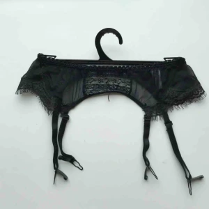  - Strumpebandshållare i nyskick! Bara legat längst ner i troslådan. Fästes i stay-ups eller om man bara vill ha dom som partygrej. Jag bjuder på frakt! 