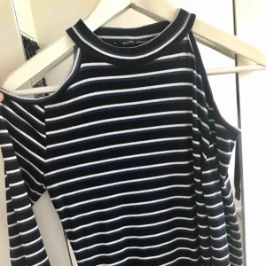  - Longer dress with open shoulders and long sleeves, fits very well on different sizes (stretches).