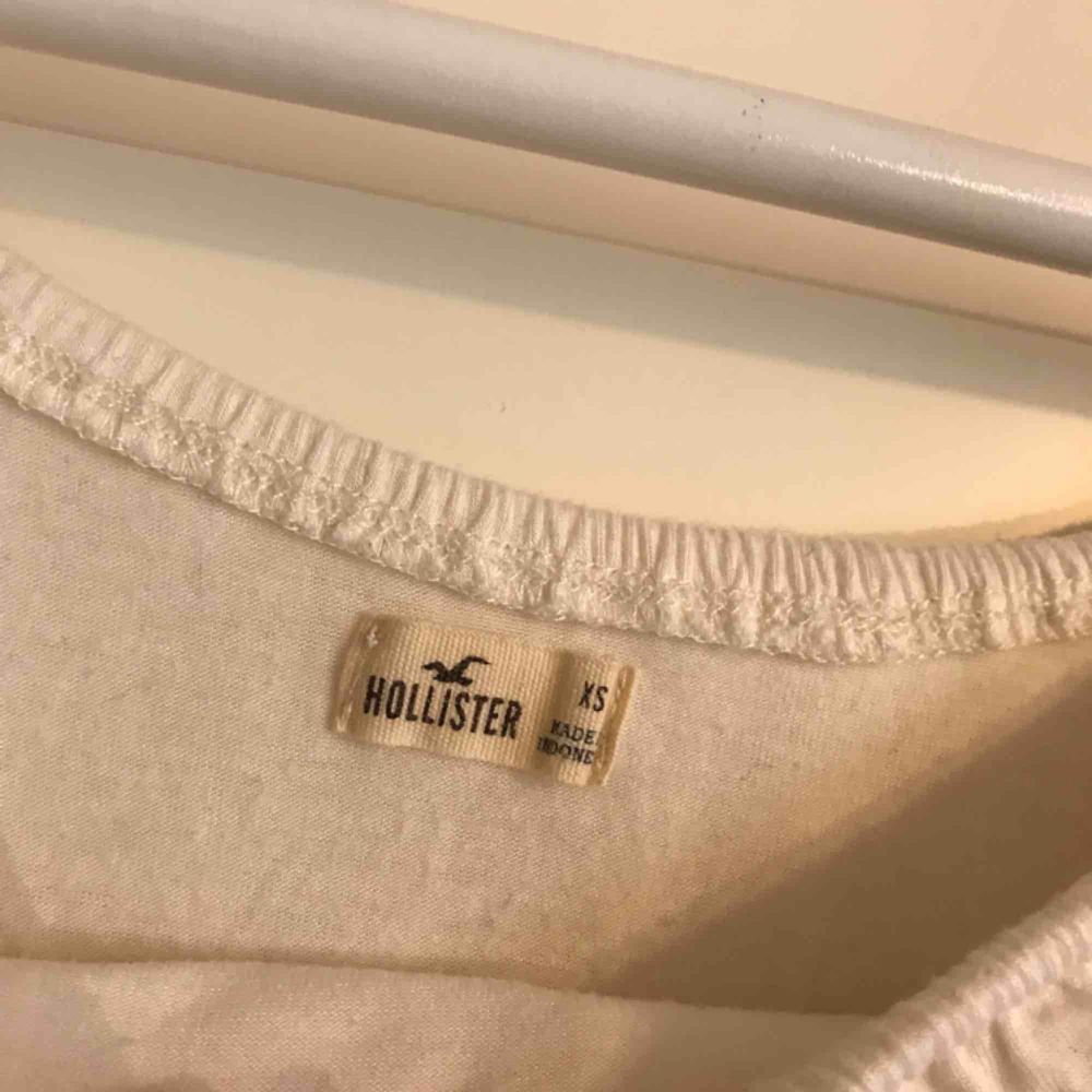 En vit axellös tröja från Hollister. Säljer för att den inte kommer till användning. Blusar.