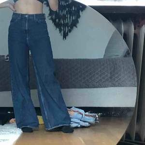 Mörkblåa jeans med vida ben från weekday 🦋 Köpare står för frakt! 