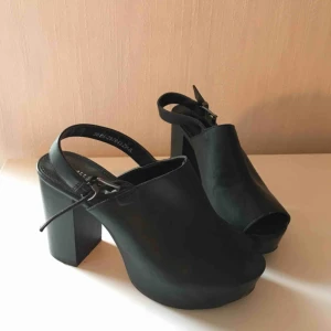  - Skor från DinSko. Märke ...attitude. I storlek 36. Använda fåtal gånger utomhus. ☺️ köparen står för eventuell frakt😊✨