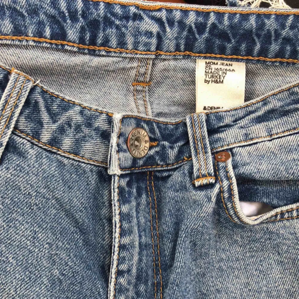 Mom Jeans från H&M 💙 lite små i storleken! Frakt tillkommer 💌. Jeans & Byxor.