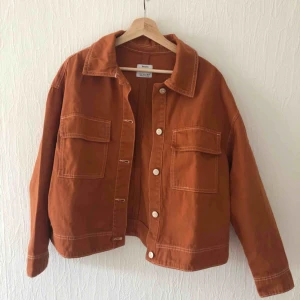  - Snygg orange jeansjacka från Bershka. Aldrig använd. Strl S men jag har vanligtvis M så passar båda. Möts i Malmö eller köparen står för frakt:)