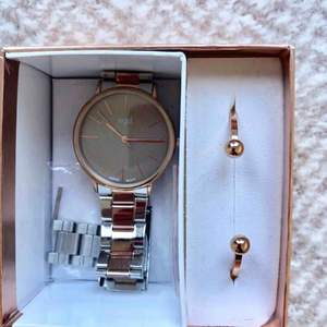 Rosé och silverfärgad klocka från Regal med tillhörande armband. Aldrig använd. Orginalpris 598kr. Pris kan diskuteras vid snabb affär