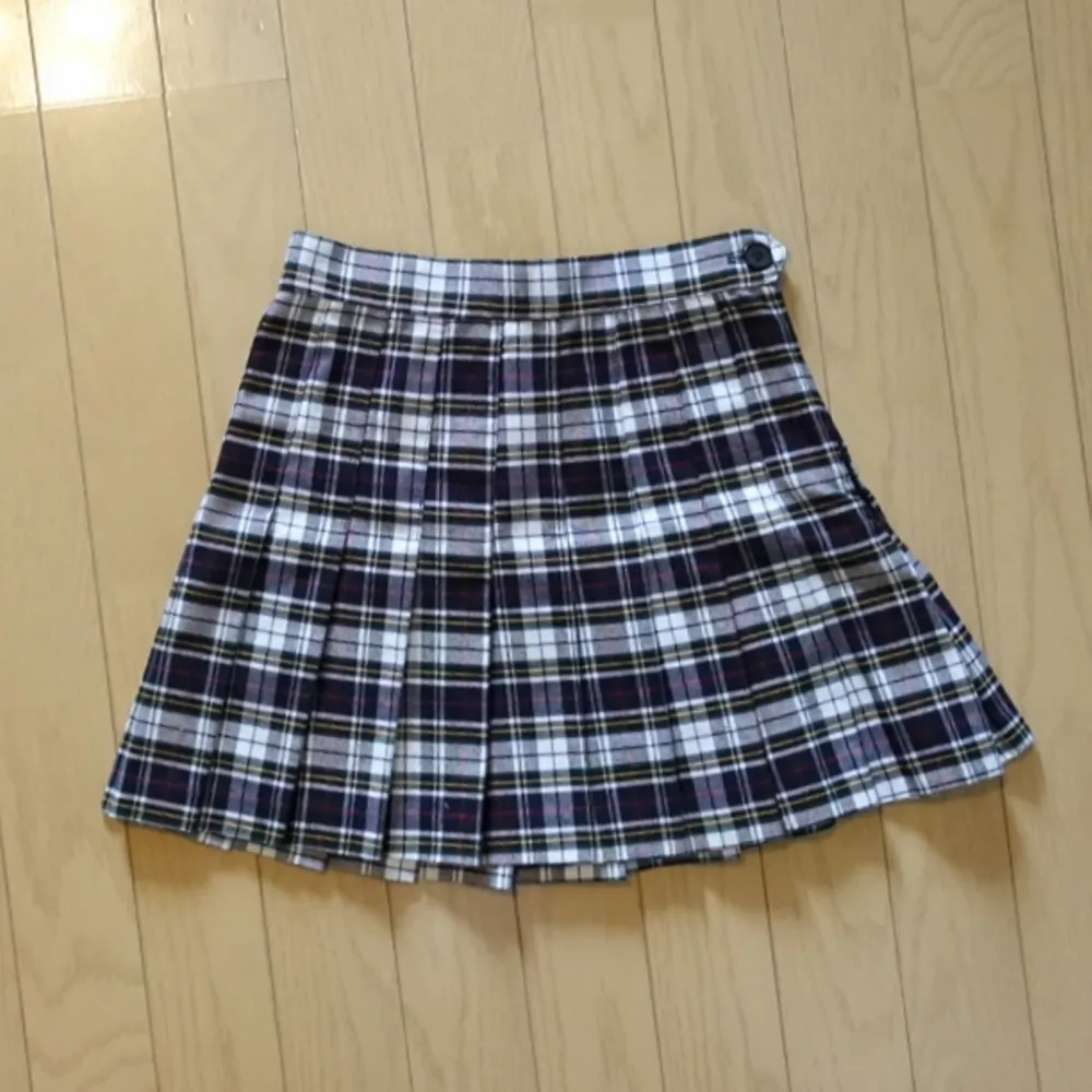 Rutig American Apparel kjol. Storlek XS. Väldigt fint skick. Sååå fin men tyvärr för liten för mig. . Kjolar.