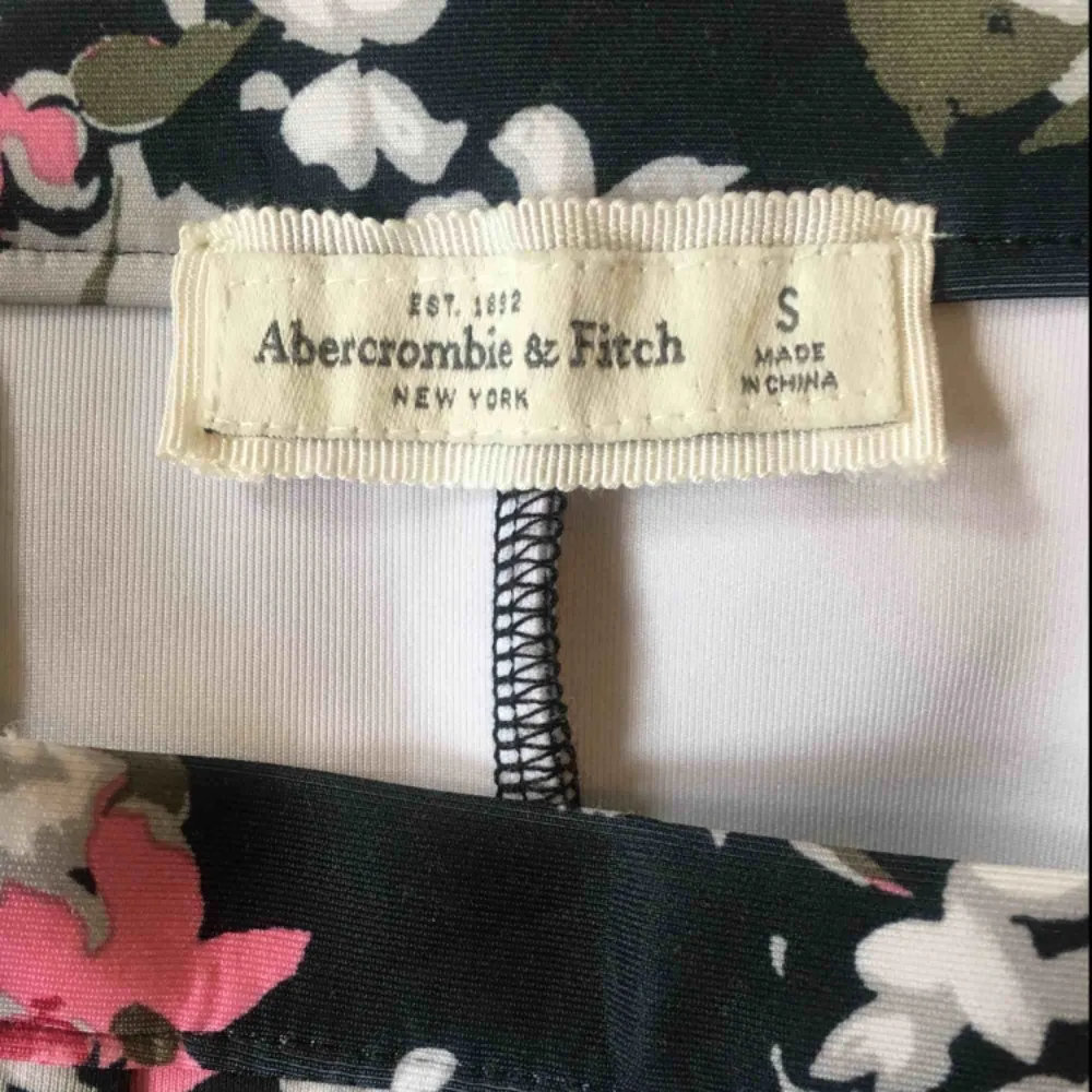 Blommig kjol från abrecrombie and Fitch. Kjolar.