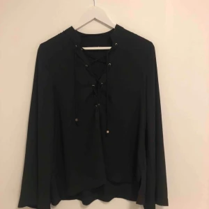  - Super fin blus, men den perfekta detaljen. Aldrig använd så i ett super skick. Kontakta mig om fler bilder önskas. Köparen betalar 50 kr+frakten😍