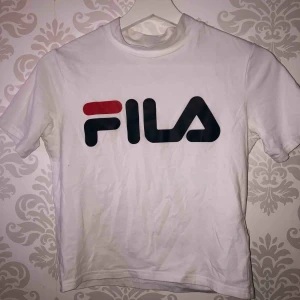  - Säljer min poloshirt från FILA pga använder inte.  Köptes för 400 kr.  Möts upp runt Gävle alt. står köpare för frakt. Hör av dig för mer info 💘💕