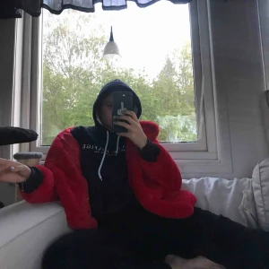  - Röd fluffig jacka 