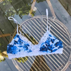  - Mönstrad BH i blå/vit  Inga kupor Superbekväm och ger bra stöd! 