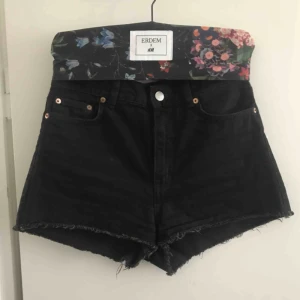  - Korta svarta jeansshorts med hög midja från monki 💫
